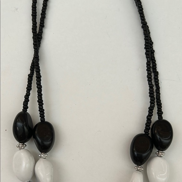 Elegant Black and White Beaded Necklace - Picture 5 of 9